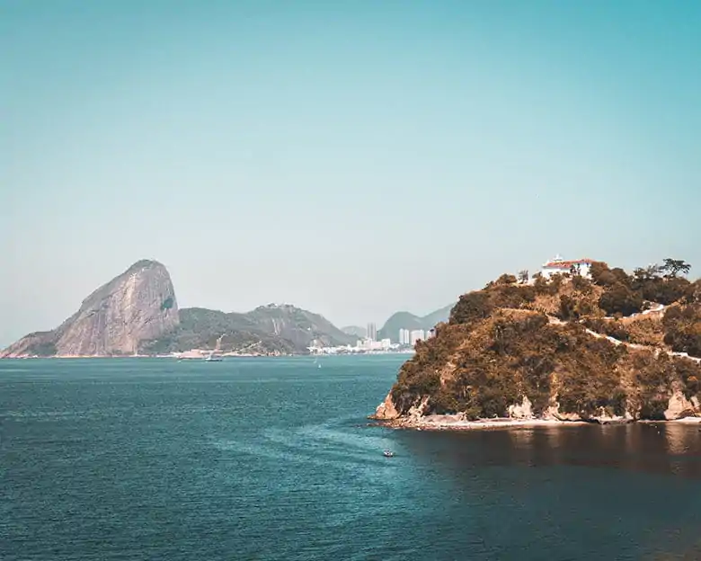 SEO para imagens - Uma paisagem de uma formação rochosa na costa do oceano no Rio de Janeiro