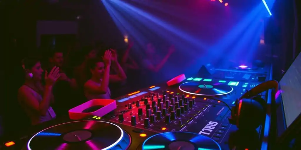 A escolha da plataforma para criar seu site de DJ pode impactar significativamente sua presença online. Opções como Wix e Squarespace são ótimas para iniciantes devido à sua facilidade de uso, enquanto WordPress oferece flexibilidade e personalização para quem deseja mais controle. Avalie suas necessidades, habilidades e orçamento para escolher a plataforma mais adequada. Um site bem construído ajuda a promover sua música e eventos de forma eficaz.