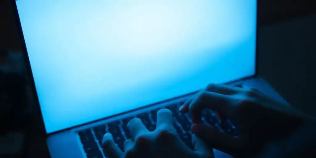 Reunião entre empresário e consultor de SEO, discutindo estratégias personalizadas para alavancar resultados no marketing digital.